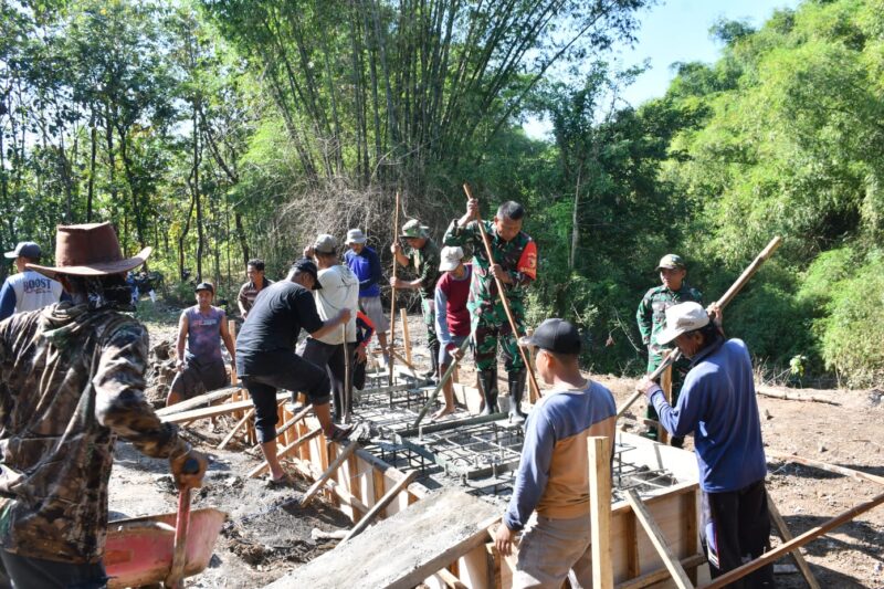 Senang Jembatan Garuda Datang, Warga Gotong-Royong Bekerja dan Sajikan Hidangan