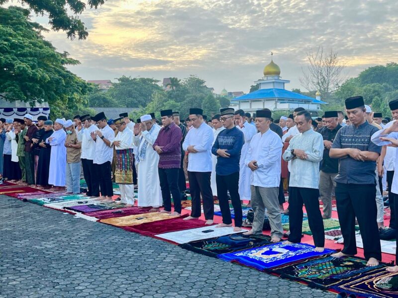 Danlanal Bintan Turut Dampingi Kasal Laksanakan Sholat Idul Adha 1447 H/2026 M di Tanjungpinang