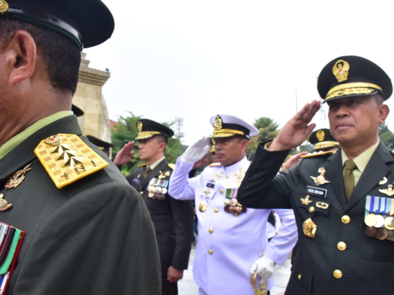DIPIMPIN MENHAN RI, PANGKORMAR HADIRI PEMAKAMAN MILITER JENDERAL TNI (PURN.) RYAMIZARD RYACUDU