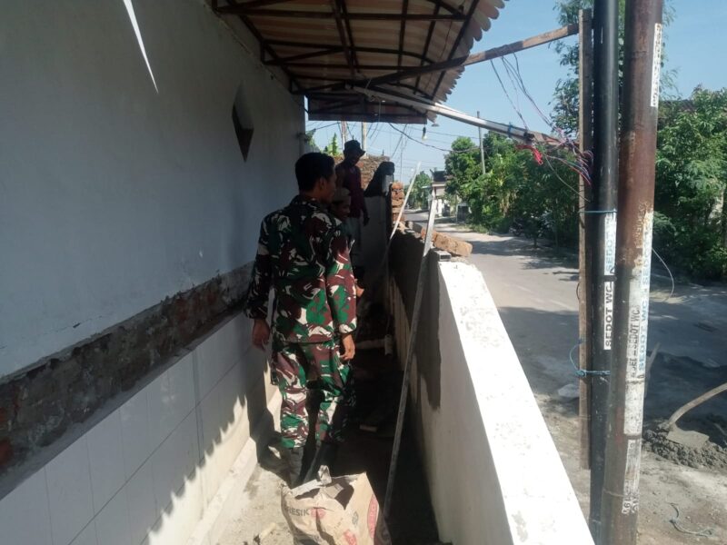 Kerja Bakti, Babinsa Kodim Ponorogo Bersama Warga Gotong-Royong Bangun Mushala