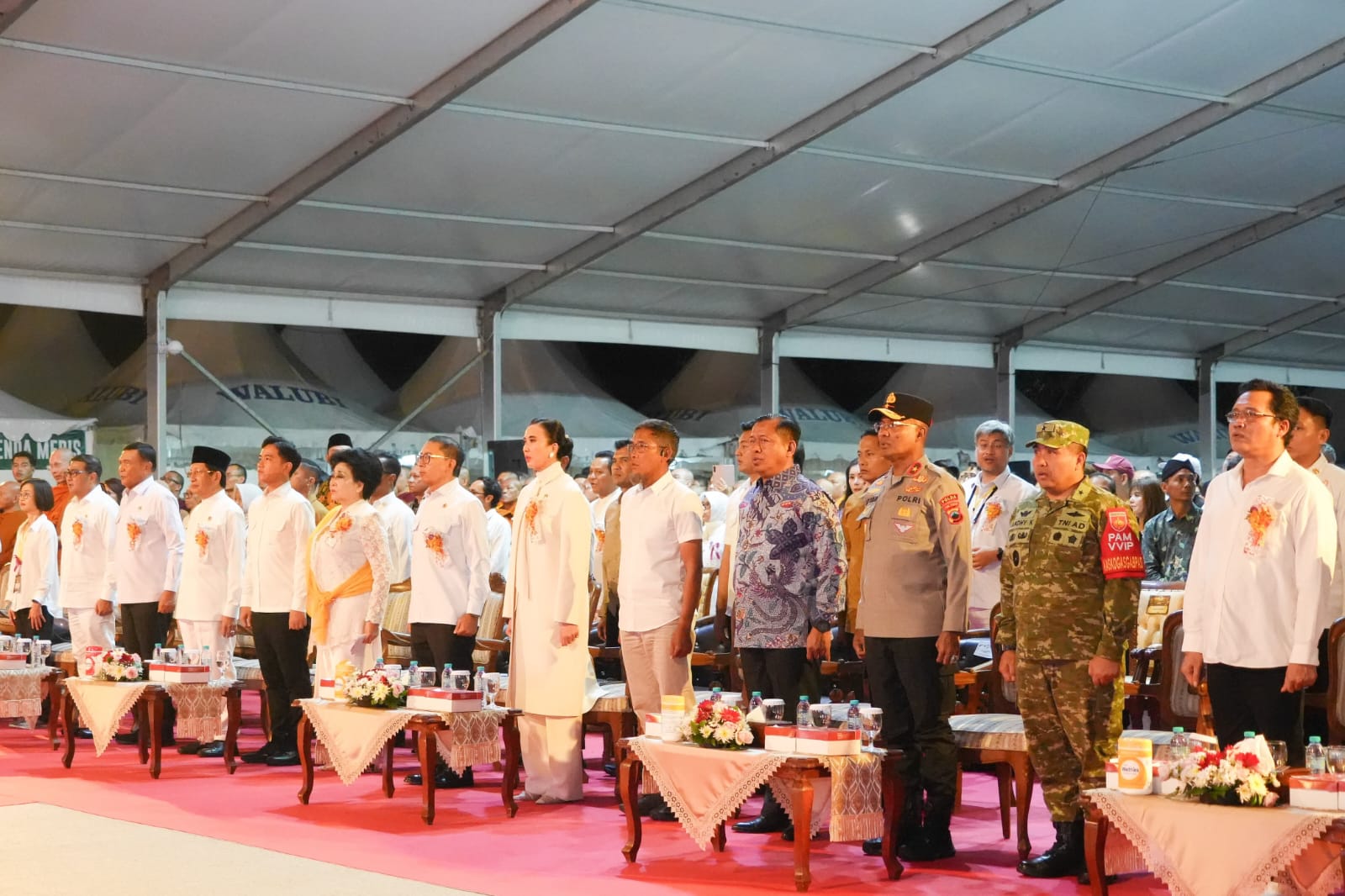 Kasdam IV/Diponegoro Hadiri Perayaan Waisak di Borobudur, TNI Hadir Menjaga Kedamaian
