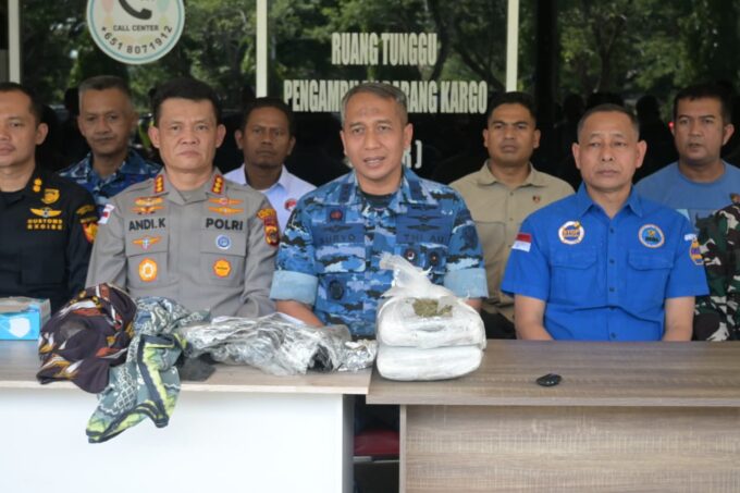Sinergi Lanud Sultan Iskandar Muda dan Unsur Pengamanan Bandara Gagalkan Penyelundupan 2,8 Kg Ganja