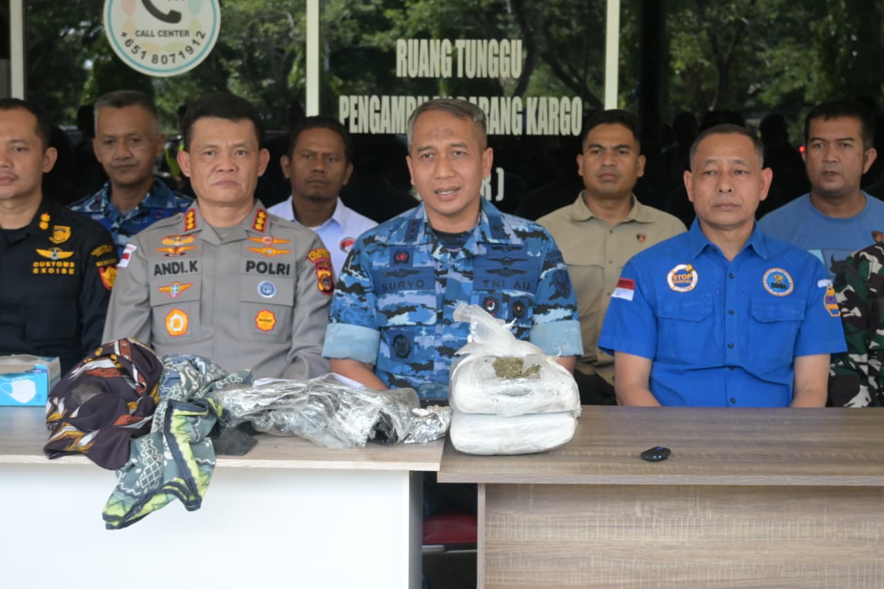 Sinergi Lanud Sultan Iskandar Muda dan Unsur Pengamanan Bandara Gagalkan Penyelundupan 2,8 Kg Ganja