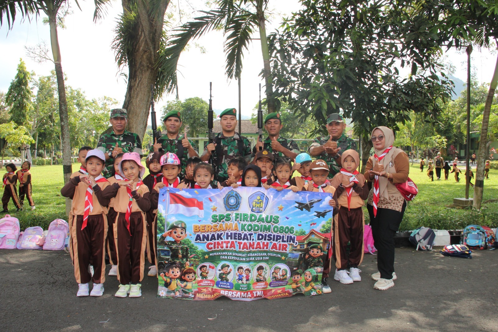 Kodim 0806/Trenggalek Tanamkan Wasbang dan Karakter Anak Lewat Outing Class Siswa SPS Firdaus