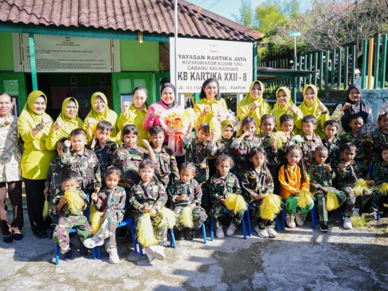 Peduli Pendidikan, Ketua Persit KCK Daerah XVIII/Kasuari Kunjungi PAUD Kartika Kodim 1803/Fakfak – Detiktoday.com