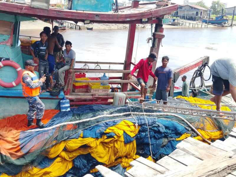 TNI AL EVAKUASI KAPAL IKAN TENGGELAM DI PERAIRAN TANJUNG API, 21 ORANG SELAMAT DAN 2 ORANG DALAM PROSES PENCARIAN