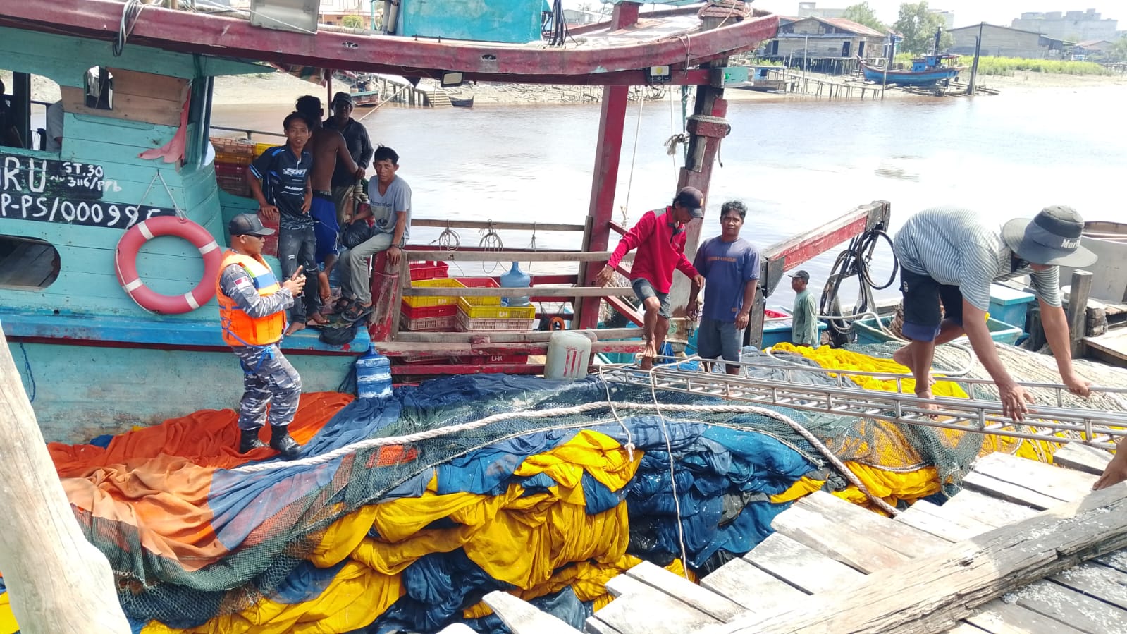 TNI AL EVAKUASI KAPAL IKAN TENGGELAM DI PERAIRAN TANJUNG API, 21 ORANG SELAMAT DAN 2 ORANG DALAM PROSES PENCARIAN
