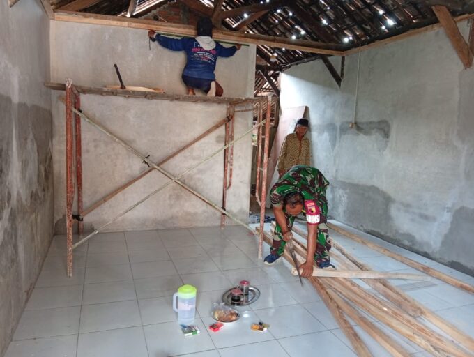 Serda Relli Dampingi Pemasangan Plafon Rutilahu, Impian Sabrang Dapat Rumah Baru Kian Nyata