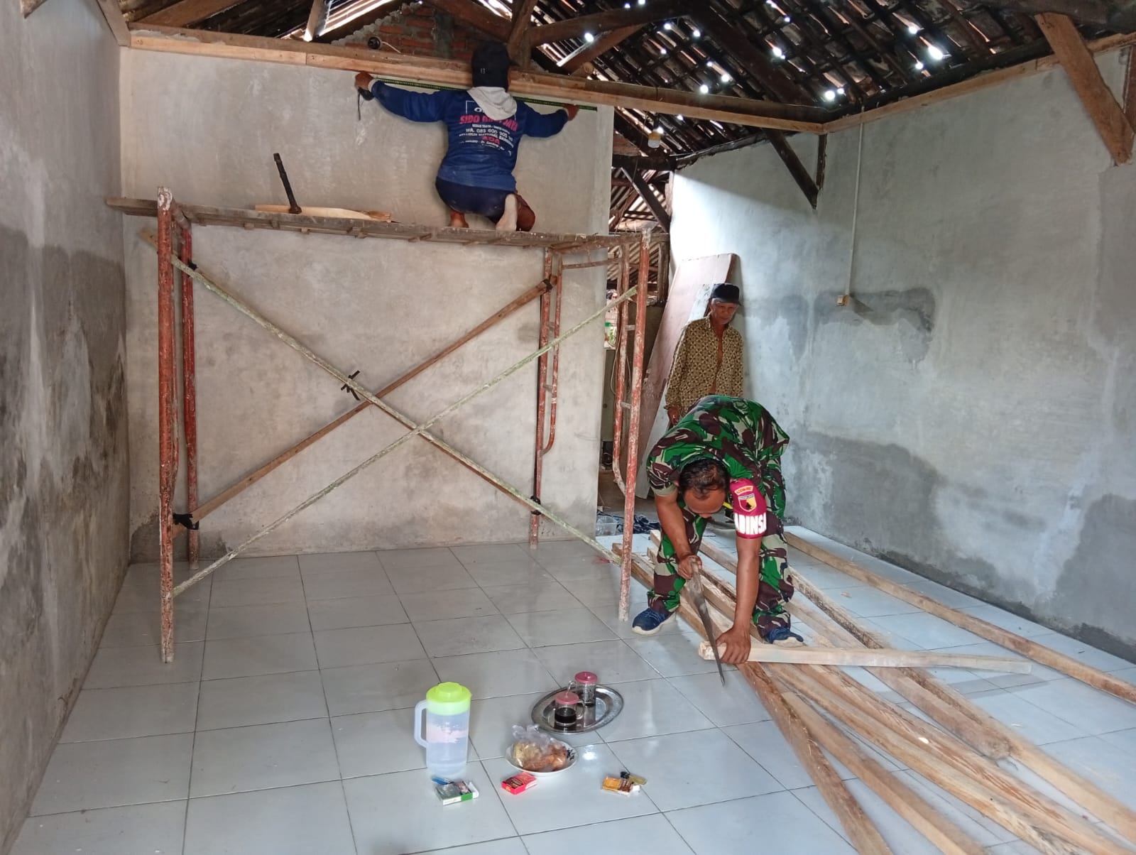 Serda Relli Dampingi Pemasangan Plafon Rutilahu, Impian Sabrang Dapat Rumah Baru Kian Nyata
