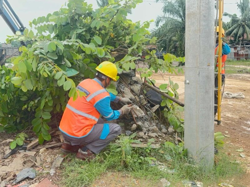 Respons Cepat PLN Amankan Tiang Listrik Retak Akibat Tabrakan, Keselamatan Warga Jadi Prioritas – Detiktoday.com