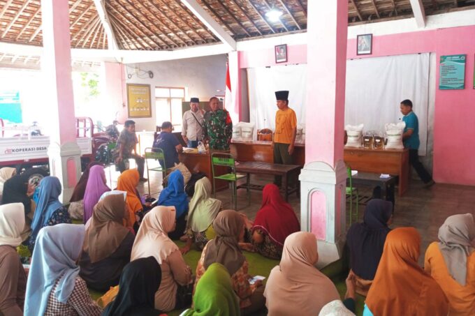 TNI-Polri Kawal Penyaluran Bantuan Beras dan Minyak Goreng, bagi Warga Kurang Mampu di Trenggalek