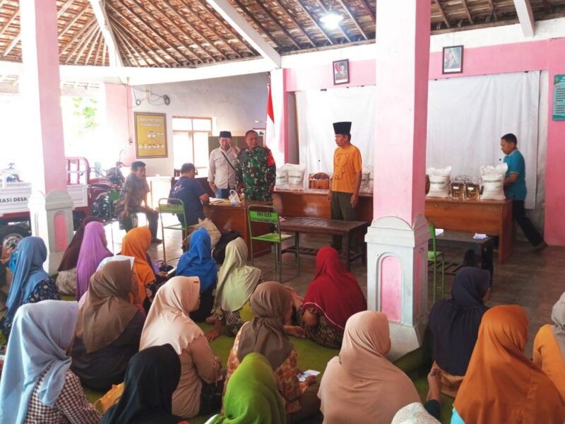 TNI-Polri Kawal Penyaluran Bantuan Beras dan Minyak Goreng, bagi Warga Kurang Mampu di Trenggalek
