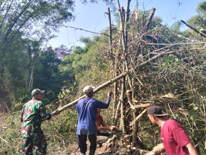 Ikut Kerja Bakti, Sarana Komsos Anggota Kodim Ponorogo Ciptakan Kemanunggalan Dengan Warga 