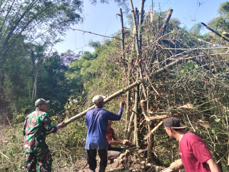 Ikut Kerja Bakti, Sarana Komsos Anggota Kodim Ponorogo Ciptakan Kemanunggalan Dengan Warga 