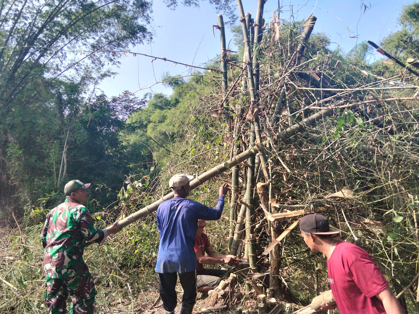 Ikut Kerja Bakti, Sarana Komsos Anggota Kodim Ponorogo Ciptakan Kemanunggalan Dengan Warga 