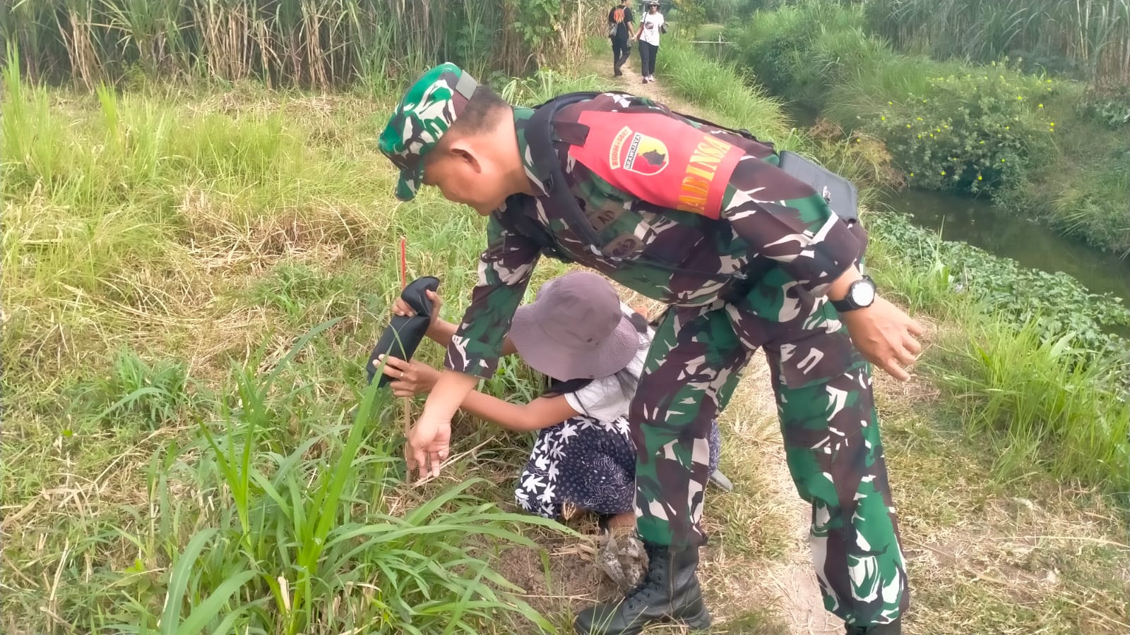 Babinsa Plosokandang Dampingi Penanaman 500 Pohon, Peringati Hari Lingkungan Hidup Sedunia 2026