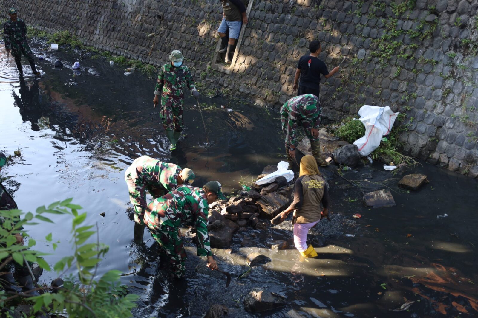 Sinergitas TNI dan Warga, Bersihkan Sampah di Bantaran Sungai 