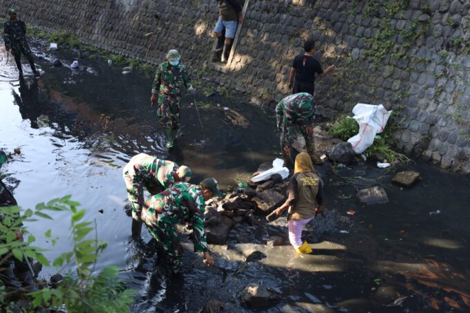 Sinergitas TNI dan Warga, Bersihkan Sampah di Bantaran Sungai 
