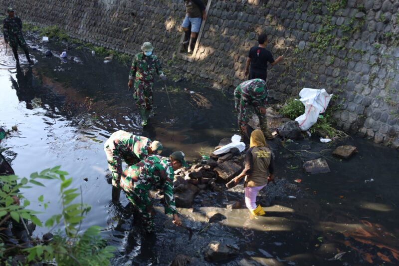 Sinergitas TNI dan Warga, Bersihkan Sampah di Bantaran Sungai 