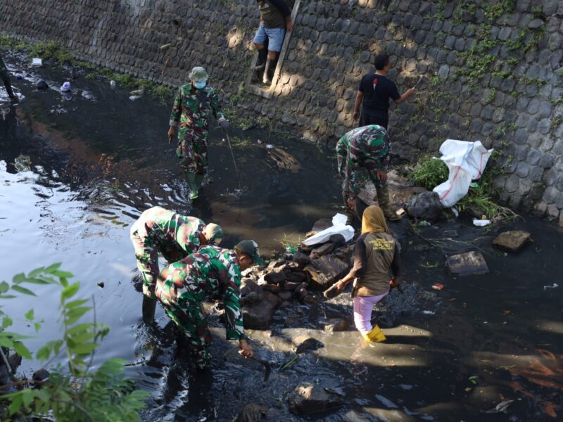 Sinergitas TNI dan Warga, Bersihkan Sampah di Bantaran Sungai 