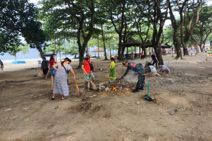 Babinsa dan Warga Kompak Bersihkan Pantai Prigi, Jaga Pesona Wisata Trenggalek