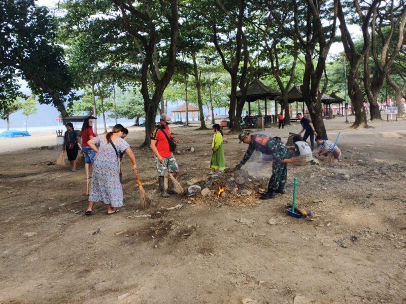 Babinsa dan Warga Kompak Bersihkan Pantai Prigi, Jaga Pesona Wisata Trenggalek