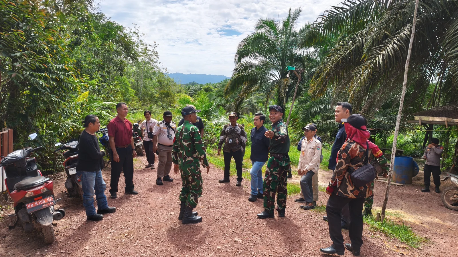 Imigrasi Putussibau dan Timpora Gelar Operasi Gabungan di Perbatasan Badau Kapuas Hulu  – Detiktoday.com