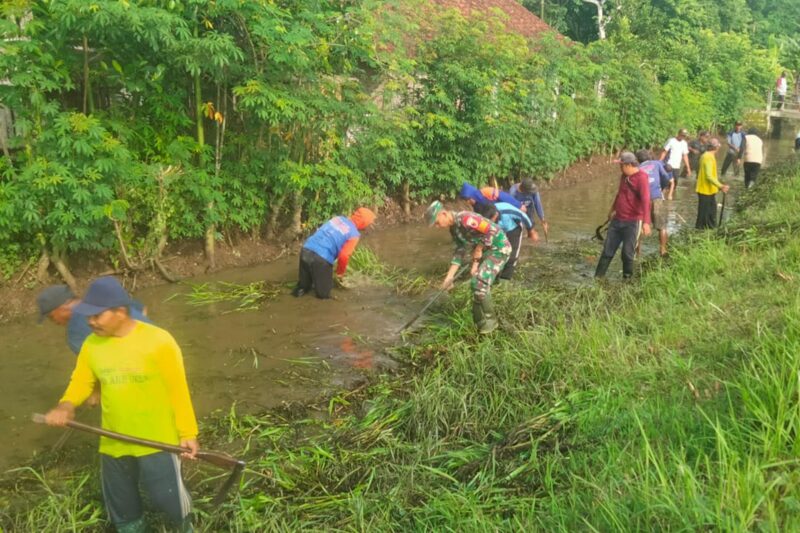 Babinsa dan Warga Pandean Kompak Bersihkan Sungai, Cegah Banjir Sejak Dini