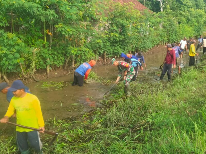 Babinsa dan Warga Pandean Kompak Bersihkan Sungai, Cegah Banjir Sejak Dini