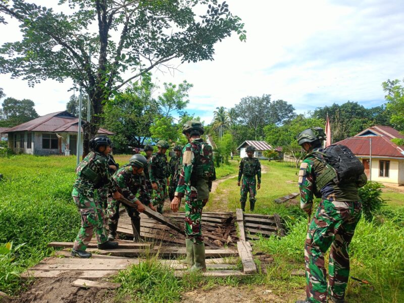 Hadir untuk Rakyat, Prajurit Satgas Pamtas RI–PNG Mobile Gobang VII Yonif 9 Marinir Bantu Atasi Kesulitan Warga Kampung Fuog