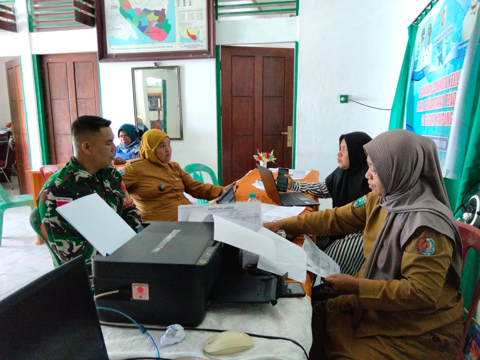Dekatkan Pelayanan ke Warga, Babinsa Koramil 1803-01/Fakfak Kawal Dukumen Keliling Dukcapil di Fakfak Selatan – Detiktoday.com