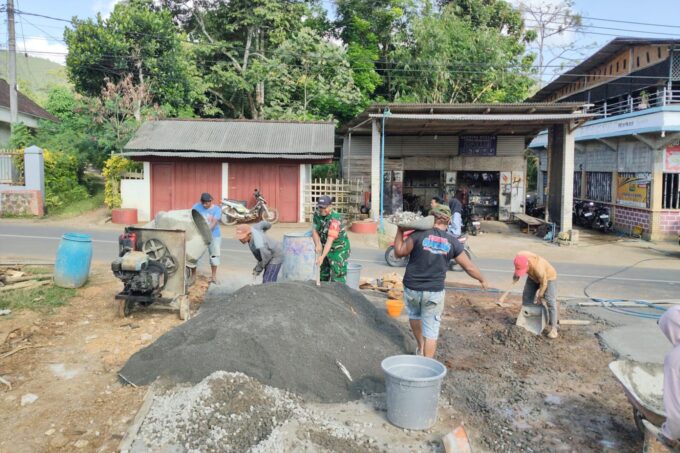 Babinsa dan Warga Pule, Gotong-Royong Rabat Jalan 100 Meter di Sukokidul