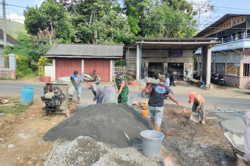 Babinsa dan Warga Pule, Gotong-Royong Rabat Jalan 100 Meter di Sukokidul