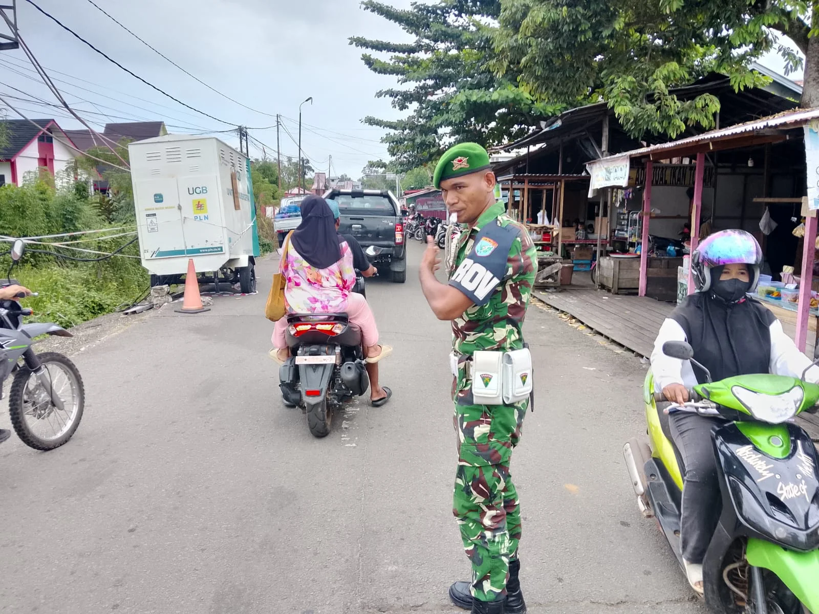 “Loreng Jadi Perisai” Batalyon TP 927/UK Selamatkan Anak Sekolah di Persimpangan Putussibau Selatan – Detiktoday.com