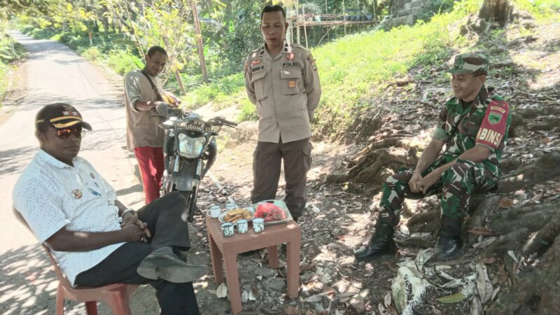 Sinergi Babinsa – Pospol dan Lurah Danaweria Jaga Keamanan Lingkungan di Fakfak Tengah – Detiktoday.com