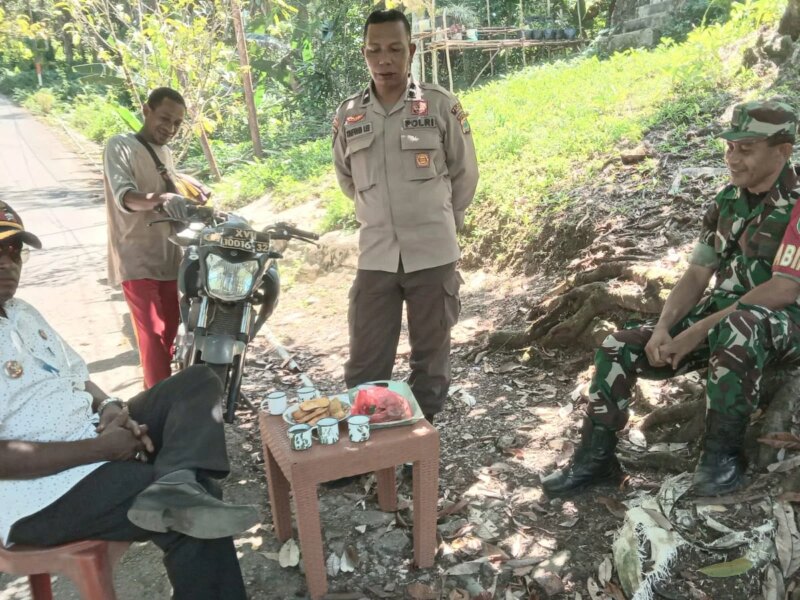 Sinergi Babinsa – Pospol dan Lurah Danaweria Jaga Keamanan Lingkungan di Fakfak Tengah – Detiktoday.com