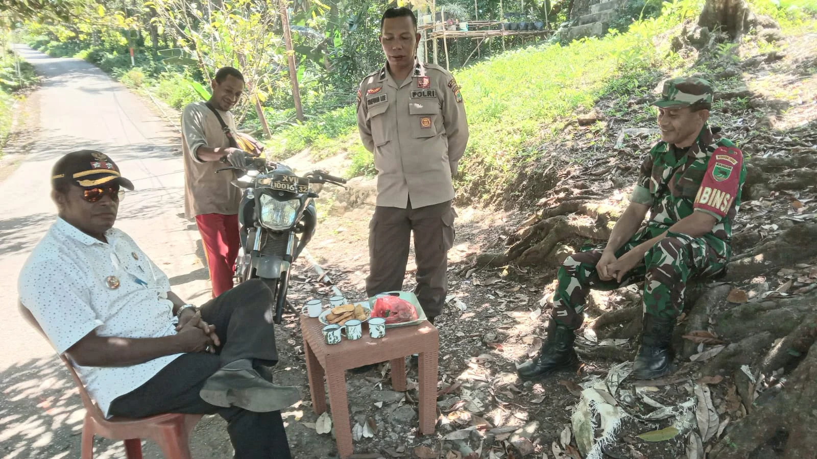 Sinergi Babinsa – Pospol dan Lurah Danaweria Jaga Keamanan Lingkungan di Fakfak Tengah – Detiktoday.com