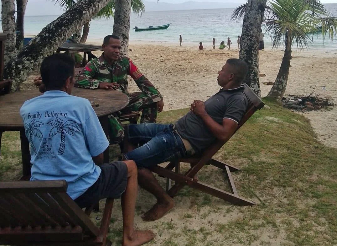 Dari Distrik Fakfak Timur, Babinsa Dorong Kebersihan Mengangkat Pesona Wisata Pantai Wambar – Detiktoday.com