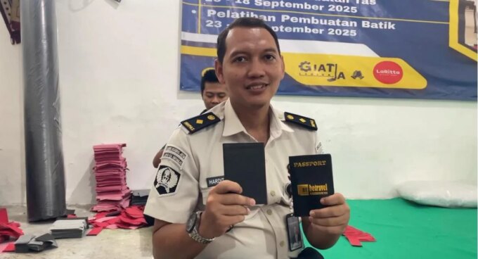 Warga Binaan Lapas Sidoarjo Berkarya Produksi Cover Paspor Berkualitas, Bekali Keterampilan untuk Masa Depan  – Detiktoday.com
