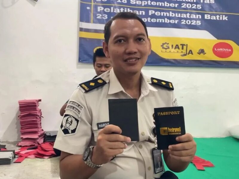 Warga Binaan Lapas Sidoarjo Berkarya Produksi Cover Paspor Berkualitas, Bekali Keterampilan untuk Masa Depan  – Detiktoday.com