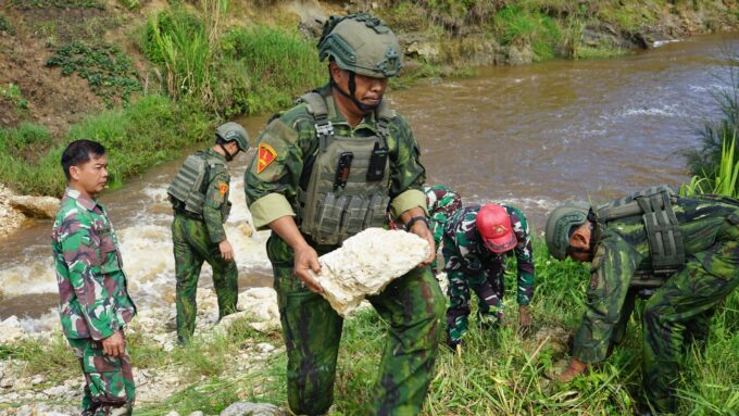 TNI AL SATGAS YONIF 2 MARINIR DAN KODIM 1703/DEIYAI, BERSINERGI BANGUN HARAPAN WARGA MELALUI JEMBATAN GARUDA
