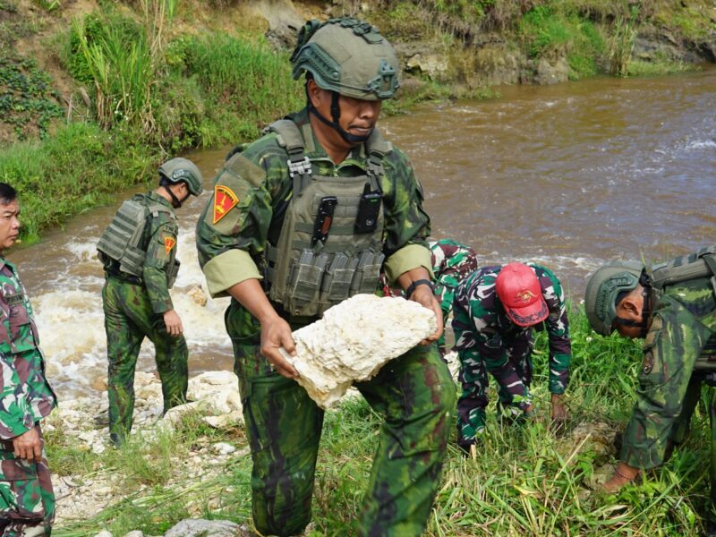 TNI AL SATGAS YONIF 2 MARINIR DAN KODIM 1703/DEIYAI, BERSINERGI BANGUN HARAPAN WARGA MELALUI JEMBATAN GARUDA