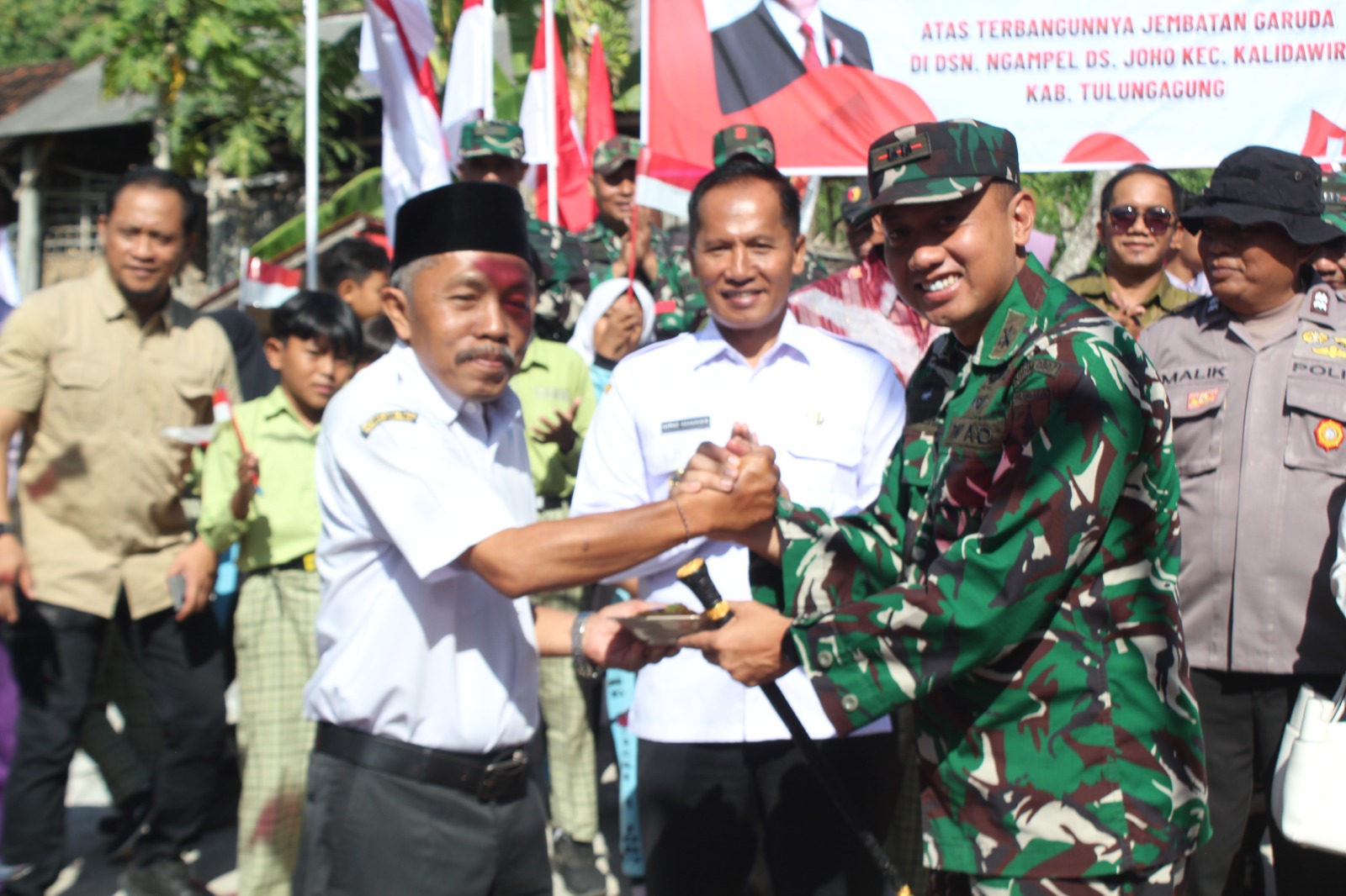 Perkuat Konektivitas Desa, Plt Bupati dan Dandim Tulungagung Resmikan Jembatan Garuda Desa Joho