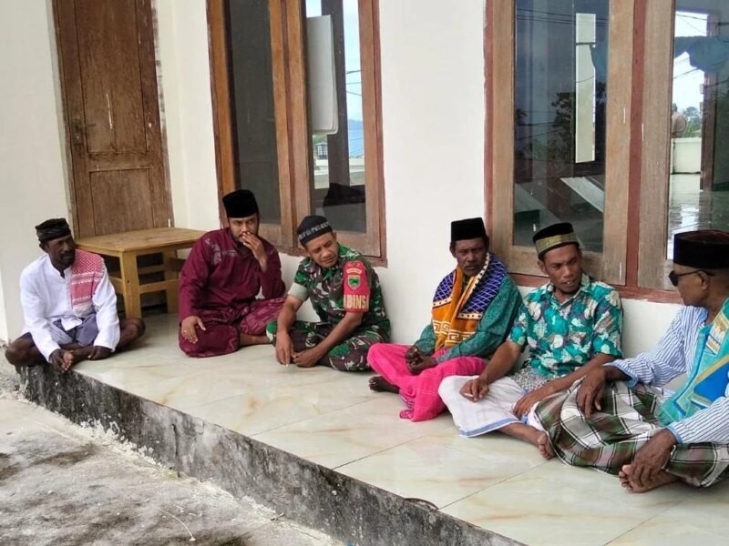 Komsos Babinsa Koramil 1803-01/Fakfak Pererat Silaturahmi dengan Tokoh Agama dan Warga – Detiktoday.com