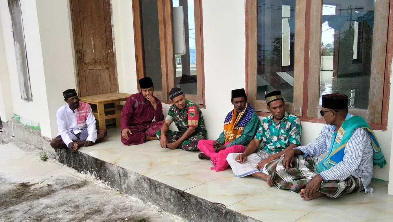 Komsos Babinsa Koramil 1803-01/Fakfak Pererat Silaturahmi dengan Tokoh Agama dan Warga – Detiktoday.com