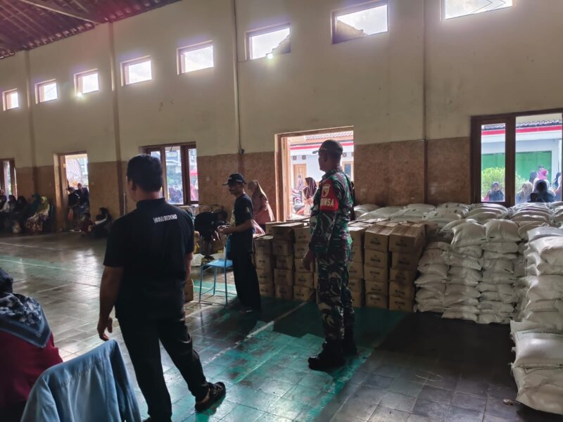 Babinsa Kodim Ponorogo Pendampingan Distribusi Bantuan Pangan di Desa Binaan