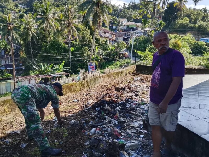 Kolaborasi Babinsa dan Masyarakat Bersihkan Terminal Angkutan Umum Jalan Kokas – Detiktoday.com