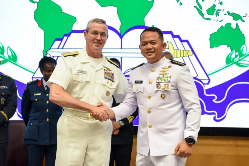 HARUMKAN NAMA INDONESIA, PERWIRA KORPS MARINIR TNI AL RAIH TIGA PENGHARGAAN BERGENGSI DI NATIONAL DEFENSE UNIVERSITY AMERIKA SERIKAT