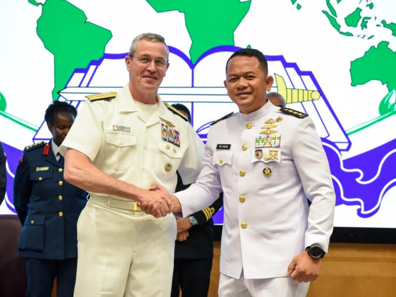 HARUMKAN NAMA INDONESIA, PERWIRA KORPS MARINIR TNI AL RAIH TIGA PENGHARGAAN BERGENGSI DI NATIONAL DEFENSE UNIVERSITY AMERIKA SERIKAT