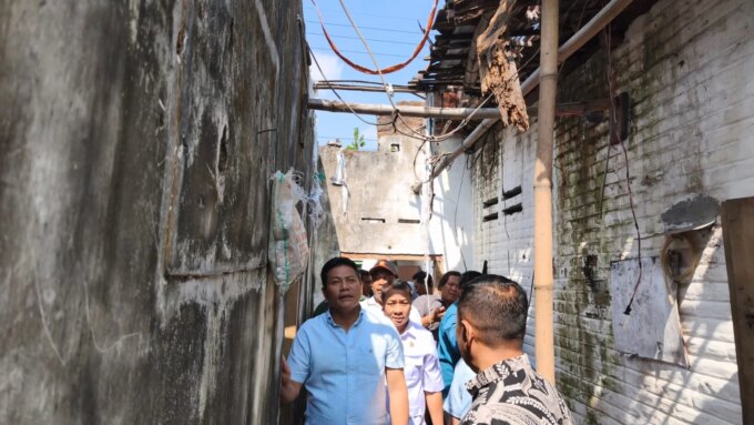 Bupati Sidoarjo Subandi Sidak RTLH di Krembung, Minta Renovasi Rumah Warga Segera Direalisasikan – Detiktoday.com